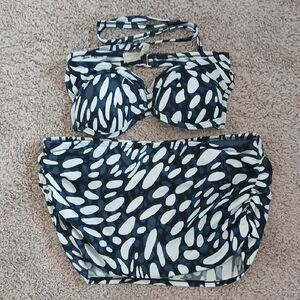 Victoria's Secret Blue and White Patterned Bikini Set. Bottoms size M. Top 34B.